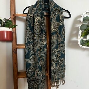 Elegant paisley pashmina scarf